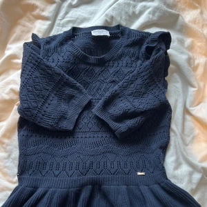 Mörkblå stickad tröja  - jätte bra skick och bara använd ett fåtal gånger❣️ skriv privat för fler bilder eller frågor!!