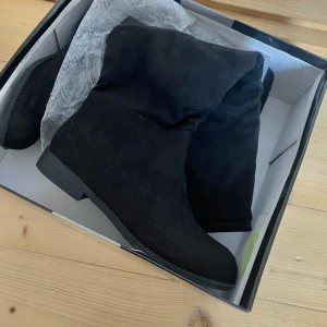 Svarta boots från Duffy - Snygga svarta boots från Duffy i mocka. Perfekta för våren och sena sommar kvällar. De har en låg klack och är bekväma att bära. Kommer i originalförpackning.