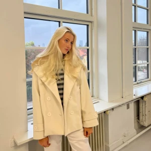 Vit kappa från design by si - Säljer en denna trendiga vita kappan från design by si, i storlek xs/s. Den är nästan aldrig använd och är i mycket fint skick. Vid intresse kan jag skicka fler bilder! 💗