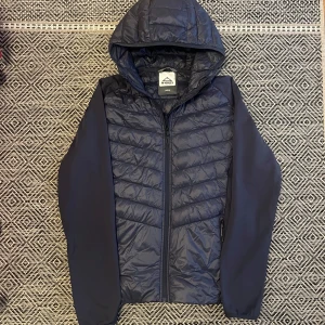 Cardigan jacka  - Riktigt snygg cardigan / jacka med luva, perfekt nu under våren med dess material. Den är i bra skick, storlek L sitter som L/M. Skriv vid minsta intresse, pris kan alltid diskuteras vid smidig affär 😀