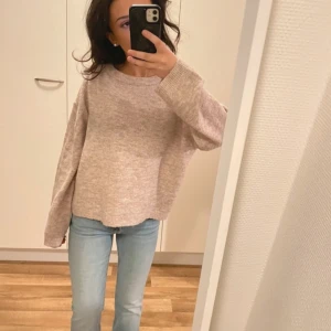 Beige stickad tröja - Mysig beige stickad tröja med långärmad ärm.