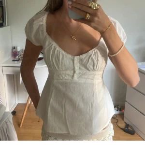 Brandy melville topp - Säljer för den inte kommer inte till användning 💞är i onesize men skulle sitter som xs/s. kom med prisförslag eller be om egna bilder!