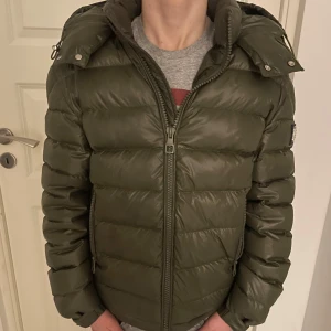 Bvaldi jacka  - Säljer min tvär feta Bvaldi tunn puffer jacka en perfekt vår jacka enligt mig😄jackan är i andvänd men toppen skick🙌✅| Skick 7/10 |. Nypris: runt 3000kr slutsålda. Tar även emot byten söker Monclear eller några feta dojor. Vid mer eventuella frågor kontakta gärna oss 🤳🤩