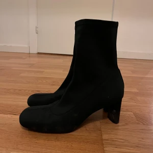 Svarta Zara boots med klack - Snygga svarta boots med klack och dragkedja på sidan. Perfekta för en stilren look och passar till många olika outfits. (Kommer såklart göra rent dom när dom skickas iväg)