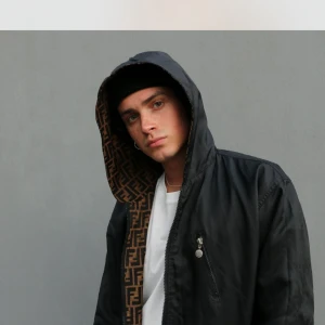 Fendi Jacka - Vintage Fendi Reversible Jacket  Otrolig kvalitet. Ingen storleks etikett men passar Medium. Modellen är 182cm.  Båda sidorna av jackan är i utmärkt skick. Inga synliga defekter. Det finns ett litet hål på insidan på en av fickorna. Men det är en enkel fix! 