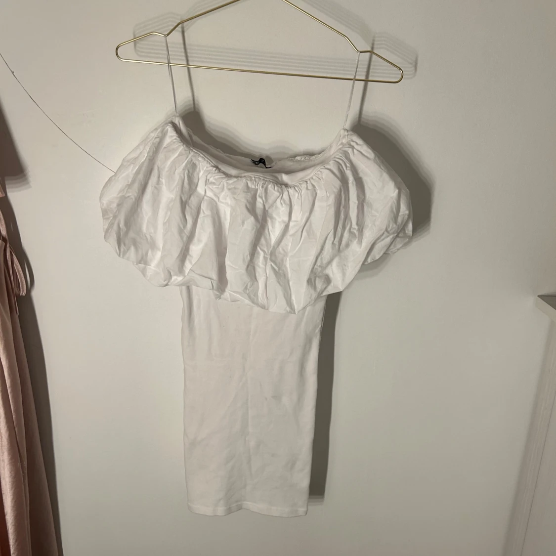 Vit offshoulder klänning från zara med volang