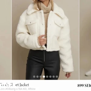 Vit teddyjacka från NA-KD - Strl är xs eller S lite osäker skriv för mer information 