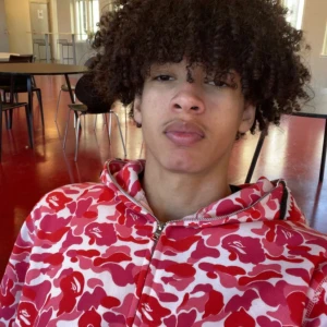 Bape hoodie - Säljer en bape hoodie som kommer få huzzen att stormar dig köp innan d försent! (Priset kan diskuteras)