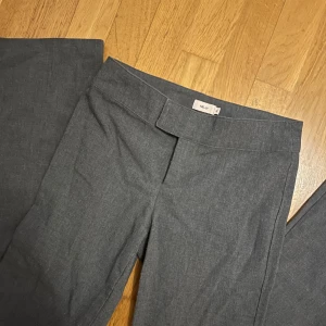 Grå kostymbyxor från Nelly  - Snygga grå kostymbyxor från Nelly 