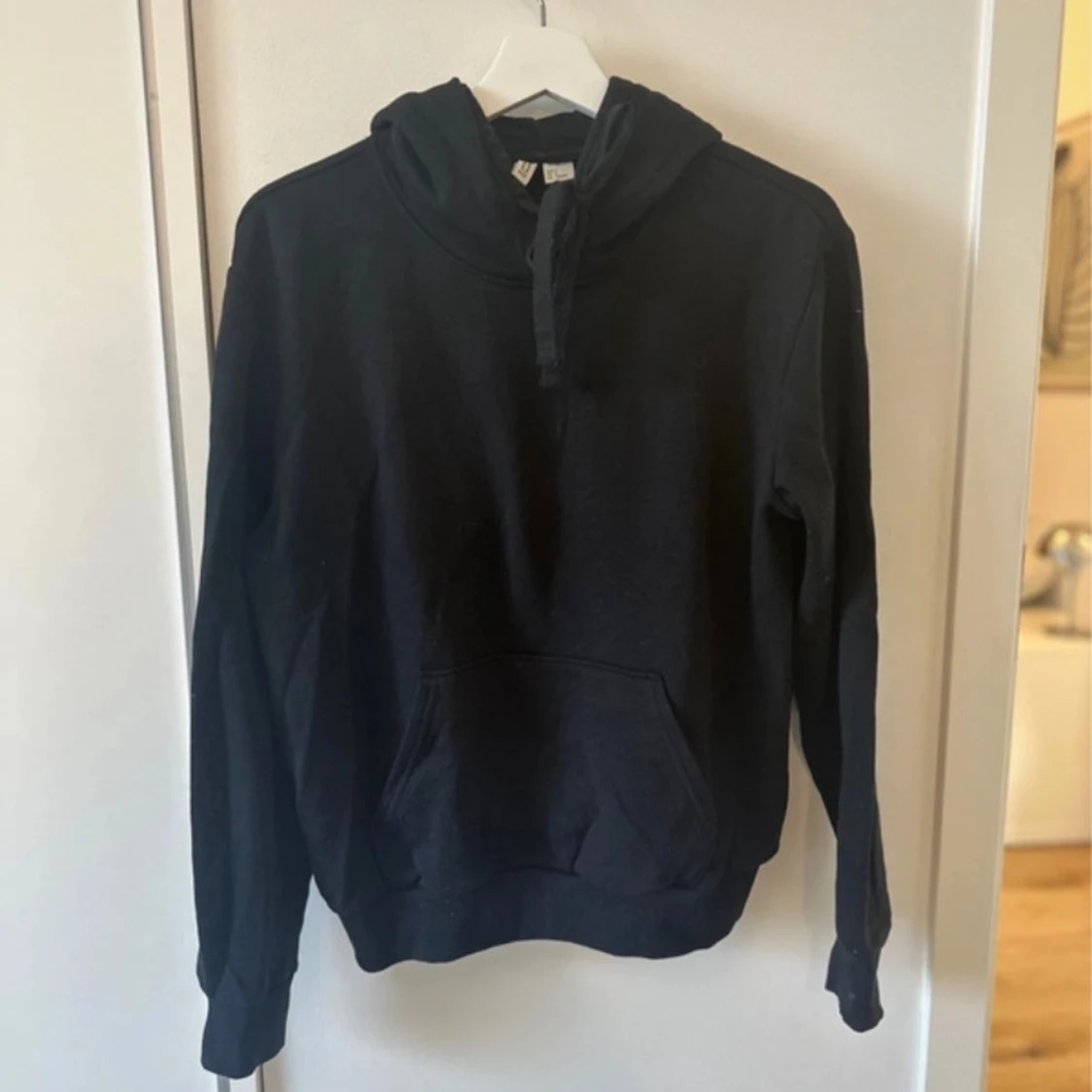 Svart hoodie med ficka