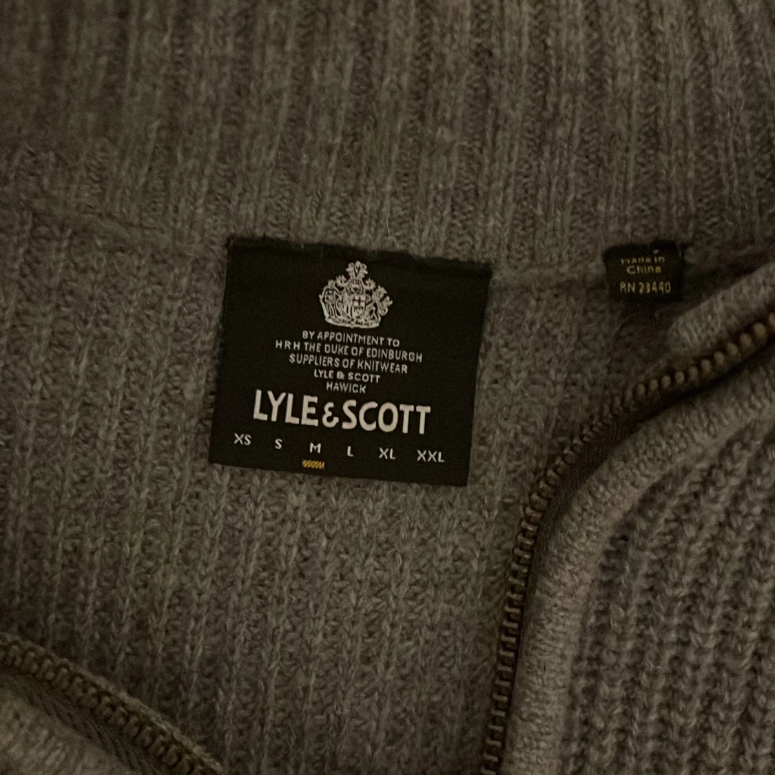 Grå stickad tröja från Lyle & Scott - 1