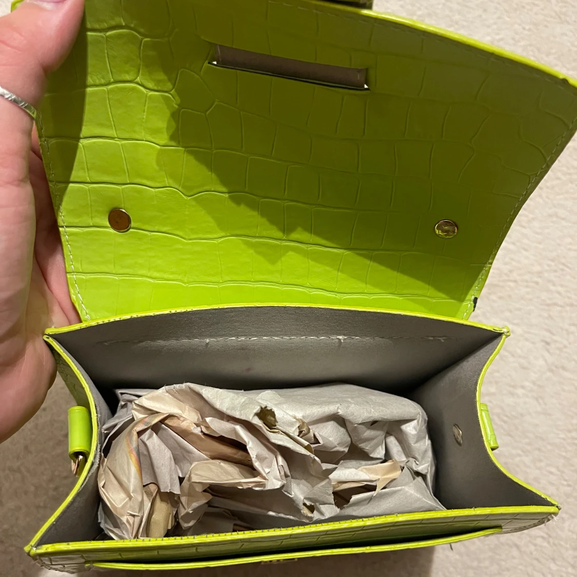 Grön axelväska med krokodilmönster - 1