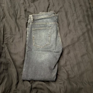 Selected jeans slim fit - Riktigt feta selected home jeans i modellen Leon slim fit. Mörkblå färg med smått drag av vit. Jeansen sitter slim fit och har användts varsamt!