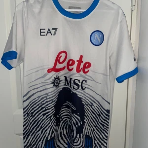 Napoli fotbollströja - Napoli 21-22, skick inget fel på den. Pris går diskutera. Såklart Äkta.