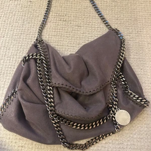 Stella McCartney väska  - Säljer min så fina Stella McCartney väska då jag inte får användning av den längre. Jättebra skick och passar till aaaaallt!!❤️