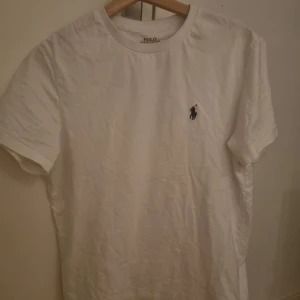 Ralph lauren t-shirt  - As fet vit raffe t-shirt👔🍾.passar dig som är runt 170 syns på bilden.Nypris runt 500-1000kr. Grymt skick.kom dm för frågor eller bilder❗️Steal💯    //SUNDSVALL RESELL 