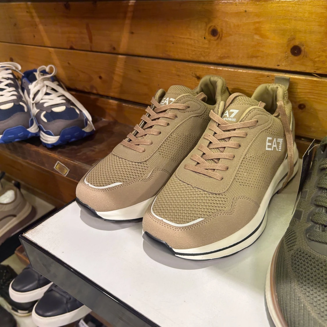 Beige sneakers från EA7
