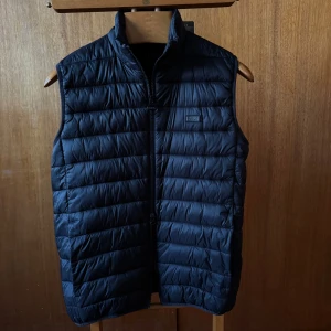 Svart dunväst från Barbour  - Barbour väst strl S, fint skick. 