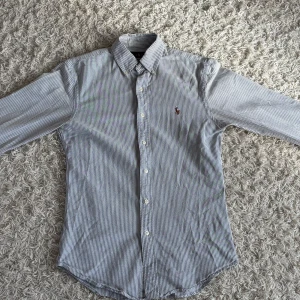 Ralph lauren skjorta - Snygg randig ralph lauren skjorta i storlek S. fint skick. Skriv vid frågor