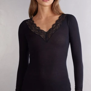 intimissmi tröja - säljer min svarta intimissmi tröja då den inte kommer till användning, fint skick små defekter därav priset 