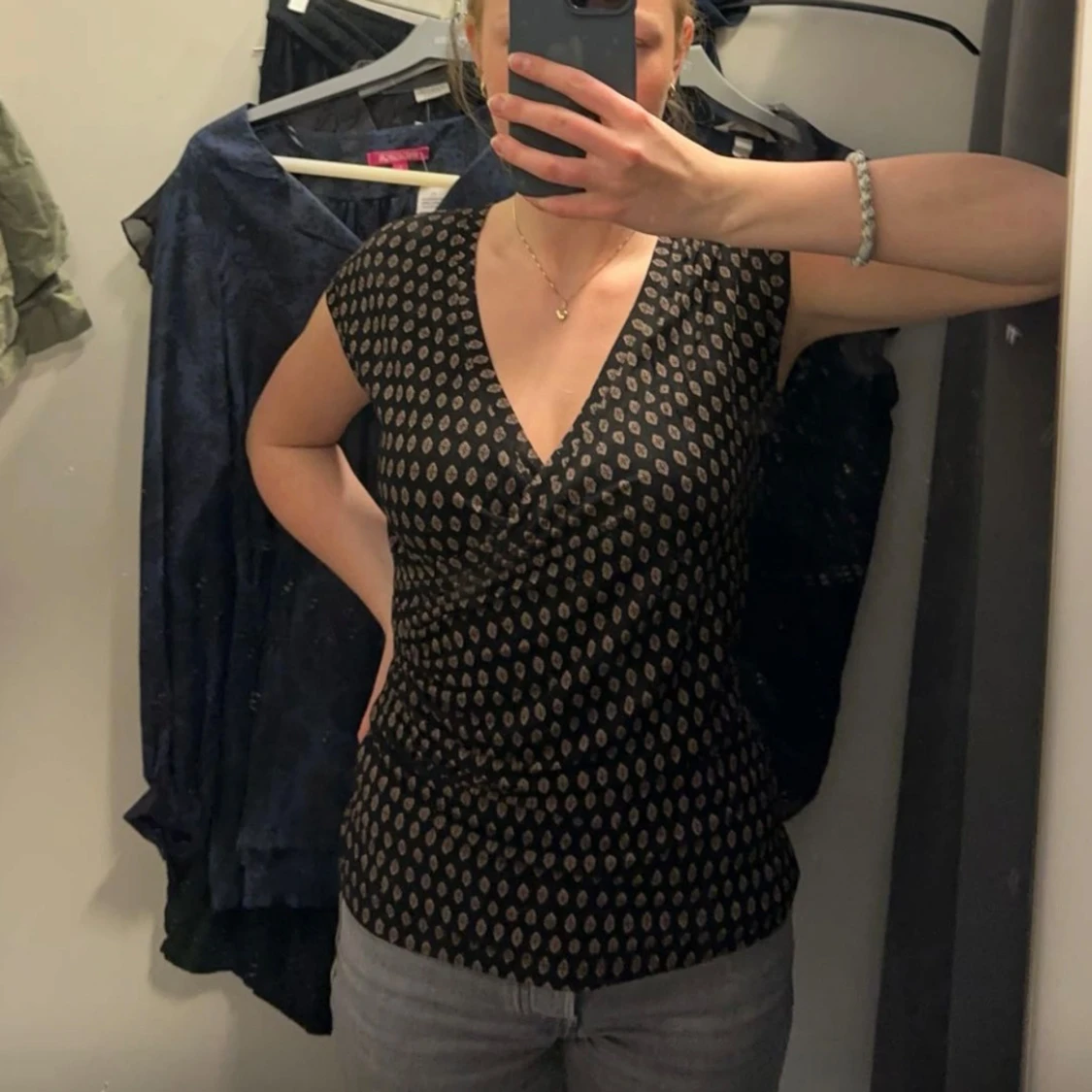 Svart omlottopp med mönster