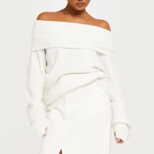 Vit offshoulder tröja - Off shoulder tröja från Nelly, endast testad!! 🩷