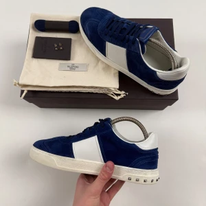 Valentino Flycrews Skor - Valentino Flycrew Skor | Ett par extremt fräscha, eftertraktade & sjukt snygga skor i den populäraste färgen royal blue - passar till alla årstider & tillfällen! | Skick 9.5/10 - ALLA NITAR KVAR, EXTREMT BRA! | Storlek 40, passar 41-41.5 | Inget medföljer | Priset är alltid diskuterbart vid snabb affär! | Nypris 9000kr, går inte att köpa längre | Hör mer än gärna av dig vid minsta möjliga fråga eller fundering så svarar vi med glädje! | GardeGrisch - Registrerat företag 🙂