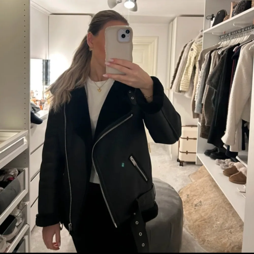 Säljer denna snygga lite oversized jackan från zara som är i jättefint skick❤️🔥Super gosig och varm passar perfekt till vinter/våren🖤Nypris:1100. Takit.