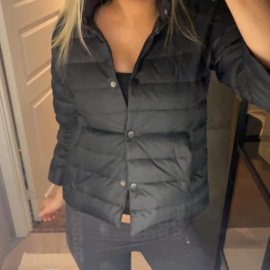 Svart trekvartsärmad jacka  - säljer min svarta trekvartsärmade jacka som är perfekt till våren🥰