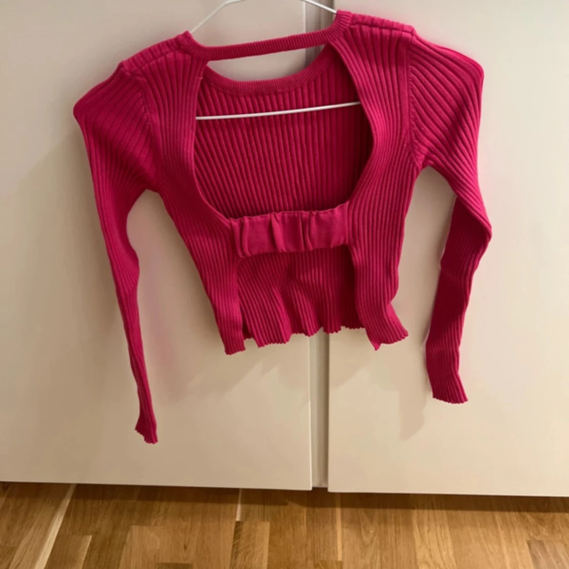 Rosa ribbad tröja med rosett