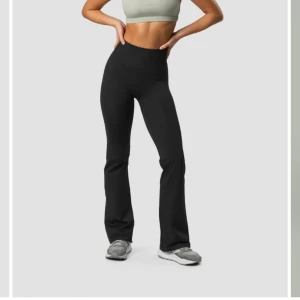Svarta yogapants från ICANIWILL - Snygga träningsbyxor från ICANIWILL. Materialet är stretchigt och ger en smickrande passform. Byxorna är använda en gång då sömmen gick upp lite i rumpan fick jag ert par nya. Därav försäljning!🦋🫶🏼