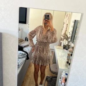 Zara klänning - Klänning från Zara i ett jättefint leopard mönster, knappt använd så är i nyskick!