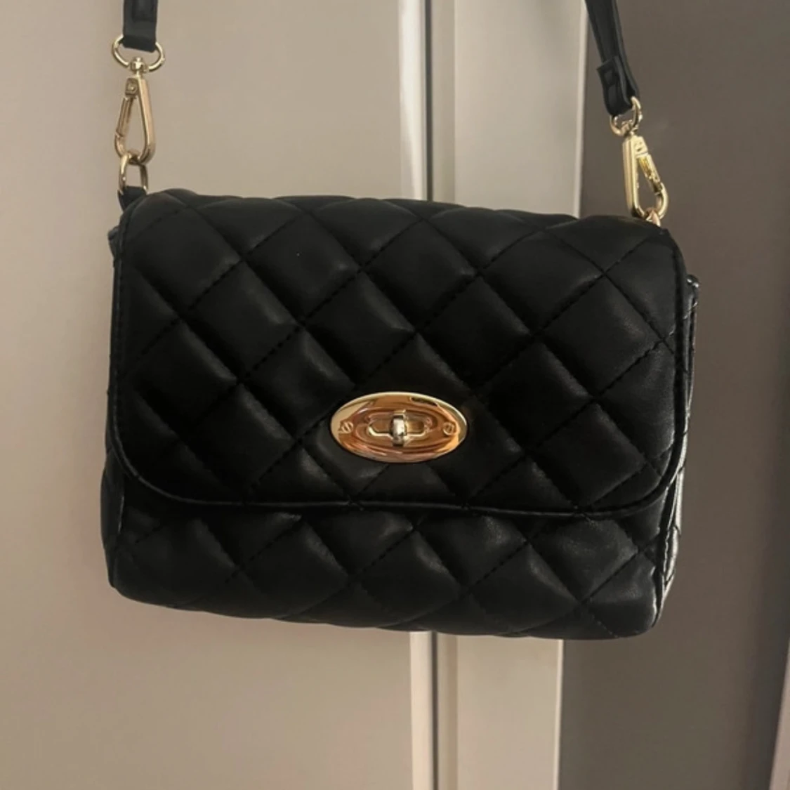 Svart quiltad axelväska - 1