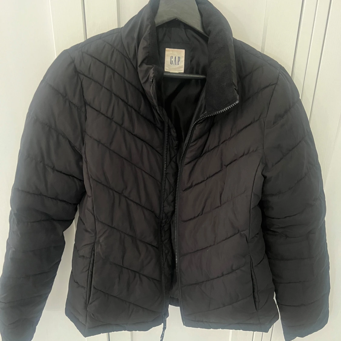 Svart quiltad jacka från GAP