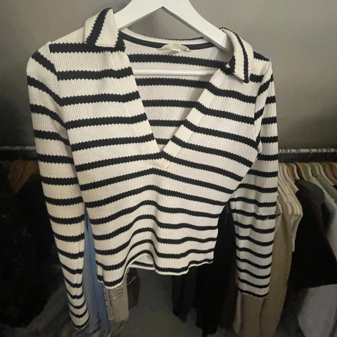 Randig stickad tröja med krage