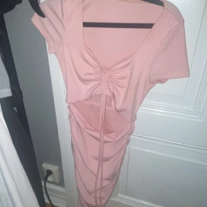 Tre klänningar i rosa, röd och gul - Säljer tre snygga klänningar i olika färger. Den rosa klänningen har korta ärmar och snörning framtill. Den röda klänningen är ärmlös med en djup v-ringning och knytning i nacken. Den gula klänningen har en enkel design med breda axelband. 100kr st