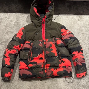 Moncler eymeric  - Riktig jävla unik, size 3/m/l passar mindre ,mer en intressekol då ja inte kommer få vad ja vill ha. Tyvärr e den dragkedja du ej använder av men den finns kvar. Funkar utmärkt.