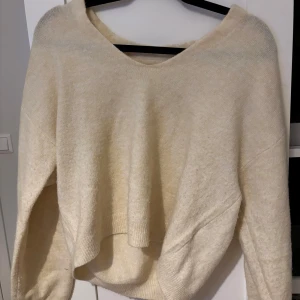 Ljusgul stickad tröja  - Ljusgul stickad tröja från H&M med lite v-ringning. 