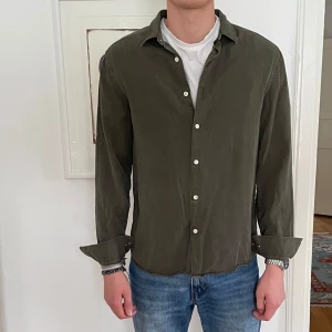 Olivgrön J.Lindeberg skjorta - Snygg J.Lindeberg olivgrön. Passar bra till jeans eller linnebyxor i sommar! 