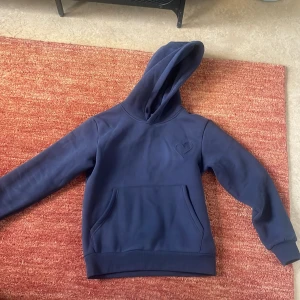 Mörkblå hoodie från Doublés - Säljer en stilren mörkblå hoodie från Doublés. Storlek xs. Endast testad! Super mjuk och skön