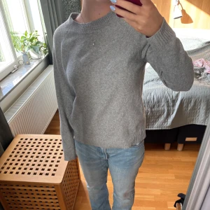 Grå tröja från Vero Moda - Jättefin tröja från vero moda, använd men ändå jättebra skick! 