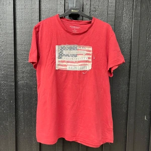 Ralph Lauren T-shirt - Ralph Lauren T-shirt | Denim & Supply Collectionen | Bra skick | Vid övriga frågor så finns vi i DM🙌🏼 Mvh PLUGMANIA👟