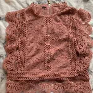 Fin spetstopp - Jag säljer en jätte fin och festlig topp med massor av detaljer. Tröjan har en dragkedja längs med ryggen. Super fin och luftig!