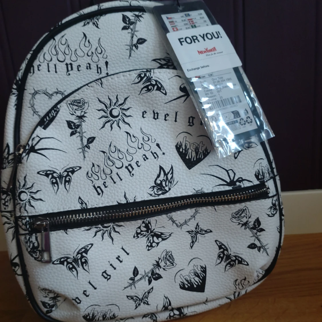 Vit ryggsäck med tryck