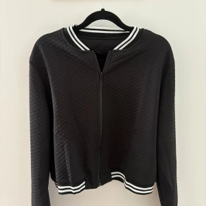 Snygg kofta/jacka  - Fin i nytt skick! Vet ej märke. S/m