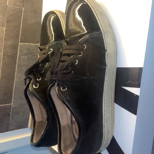 Lanvins - Säljer mina använda lanvins, de är rätt slitna i sulorna men ifall nån känner de kan fräscha upp dom så e dom dina. Hör av er vid funderingar och kom gärna med prisförslag!