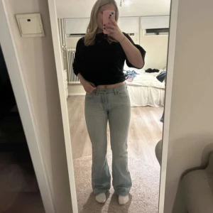 Ljusblå jeans från Lee - Säljer ett par ljusblå jeans från Lee med en klassisk design. De har en hög midja och en bootcut-stil som ger en snygg siluett. Perfekta för en avslappnad look. Märkesdetaljer finns på baksidan o pytte defekt 🥰