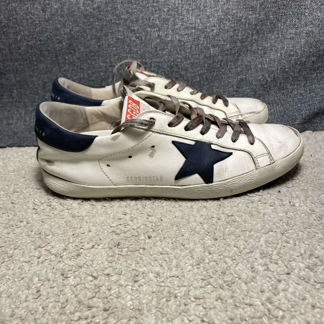 Vita sneakers med stjärndetalj från Golden Goose - 1