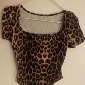 Leopardmönstrad topp från Shein - Leopardbody från SHEIN som aldrig använts