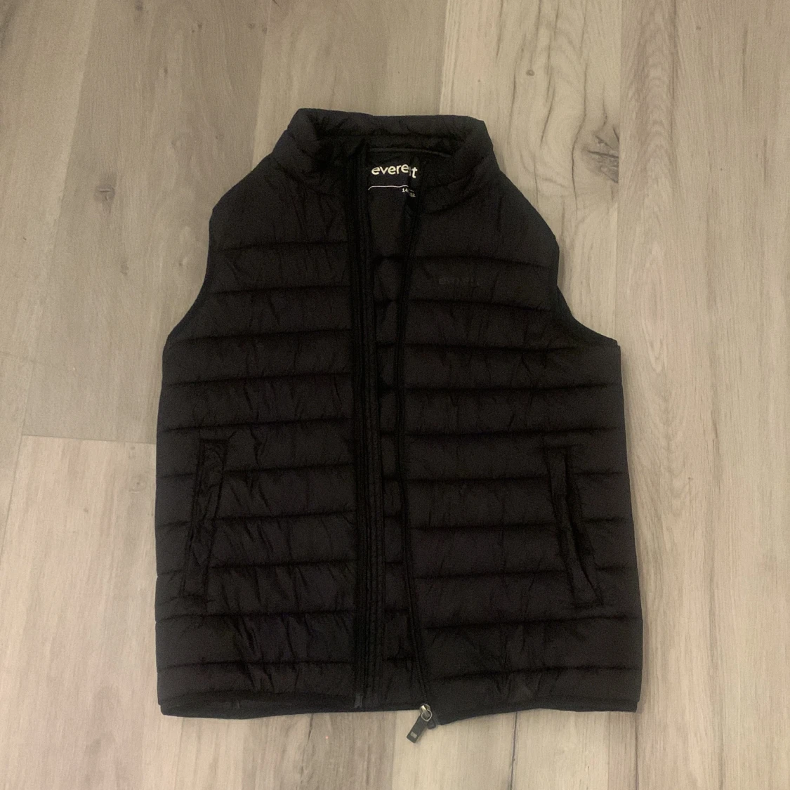 Svart dunväst från Everest